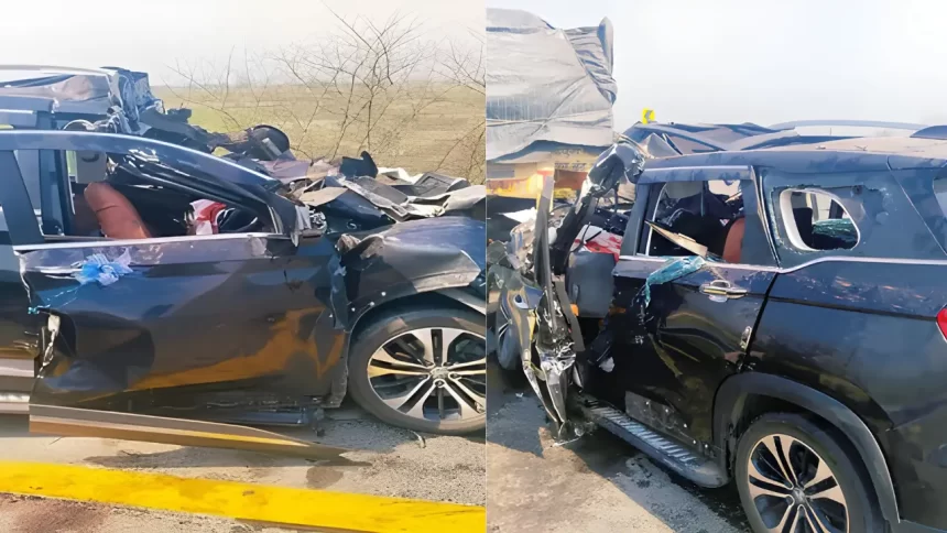 accident-car-crashes-into-parked-truck-on-agra-lucknow-expressway-four-youths-dead