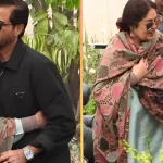 anil-kapoor-touches-kirron-kher-feet-photo-viral-internet